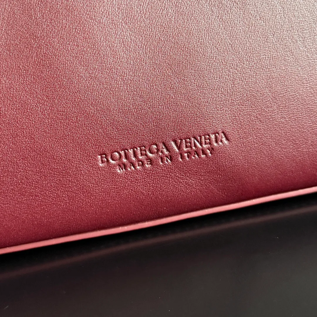 Batch 2060 BottegaVeneta Latest Ciao Ciao Bag Silky cowhide two-way flap handbag with signature twist detail, hidden hook closure, flap can be fastened to the front or attached to the INTRECCIATO woven internal pocket, comes with an adjustable and removable crossbody strap, internal compartment, and also features a zippered pocket. The surprise flap has various shapes. Style 1 - Cover the bag surface, exposing the knot and knot decoration. Style 2 - Place the flap inside the bag. A buckle is also designed. Style 3 - The U-shaped position of the top handle in the hand bag. Style No.: 835835 Size: 26*19*10.5cm